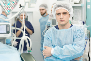 Obraz premium Professional surgeon at the operating theatre medical team on the background