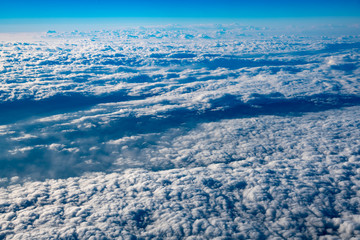 Fototapeta premium 碧い雲と空が美しい、航空機より雲の上よりの風景
