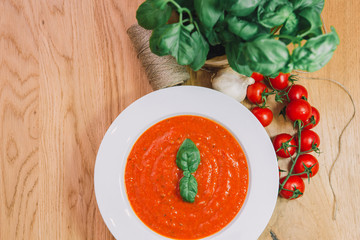 Zupa pomidorowa z bazylią  - obrazy, fototapety, plakaty