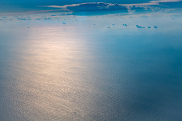 日の当たる穏やかな太平洋が美しい、航空機より