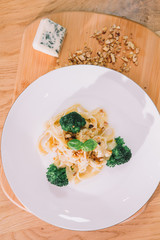 Makaron z sosem śmietanowym i serem