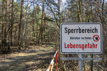 schild sperrgebiet wald lebensgefahr © fotoak80