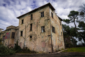 Fototapeta premium spooky deteriorated abandoned house on a cloudy dark day