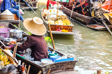 Obraz premium Floating market women in wooden boat trading food and beverage in morning