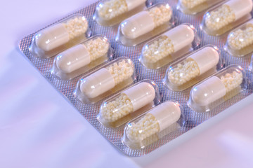 Vitaminkapseln mit Granulat