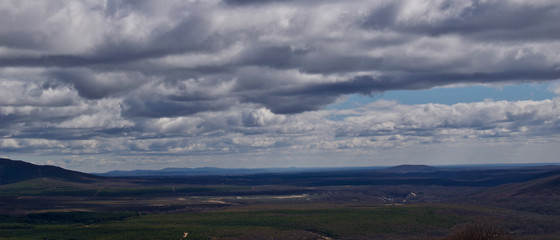 PAISAJE CON NUBES EN EL HORIZONTES 