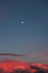 bello tramonto rosso luna sole