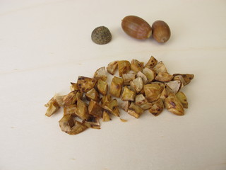 Geröstete Eicheln auf einem Holzbrett