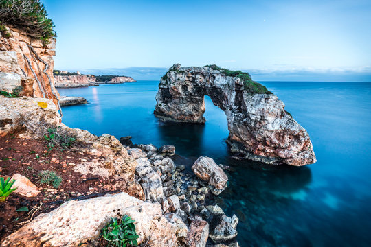 Es Pontas, die felsige K&uuml;stenlinie im Mittelmeer mit ihrer Attraktion, dem idyllischen Felsenbogen