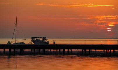 Obraz na płótnie Canvas sunset on the boat pier