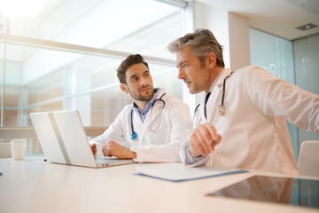 Obraz premium Lekarze przeglądają wyniki pacjentów w szpitalu