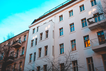 Naklejka premium white apartment house next to an brown building at berlin