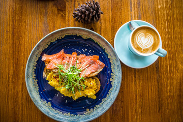 Salmon Scramble Sandwich Creamy scrambled egg, smoked salmon, sliced cheese, caramelised onion & mixed green.