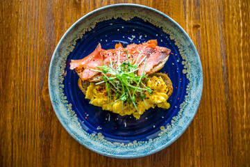 Salmon Scramble Sandwich Creamy scrambled egg, smoked salmon, sliced cheese, caramelised onion & mixed green.