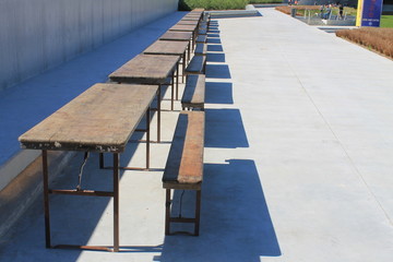 Perspective de tables et de bancs
