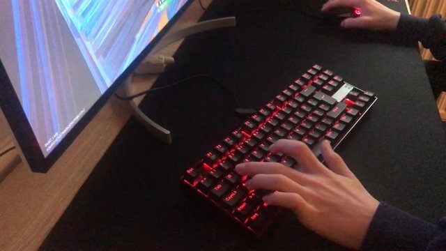 Kinderhand auf Gamer Tastatur beim Computerspielen 