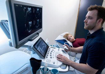 Fototapeta na wymiar Ultraschall Untersuchung in der Radiologie mit Sonographie Gerät