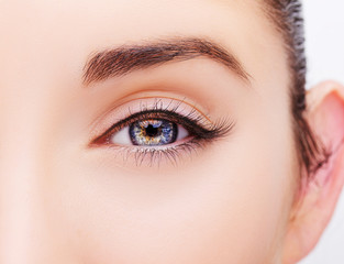 Obraz premium Piękne, wnikliwe spojrzenie kobiety. Bliska strzał