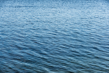 Gentle wave pattern with bright reflections