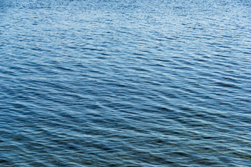 Gentle wave pattern with bright reflections