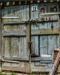 Vecchia porta in legno portafortuna