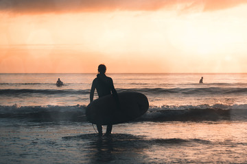 Surfer Silhouette vor Sonnenuntergang in Norwegen