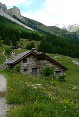 Fototapeta premium Chalet de montagne en pierre