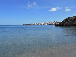 Obraz premium picture of the coast of the beautiful Menorca island in Spain. the mix of the green and blue colours of water and land create a beautiful natural effect. 