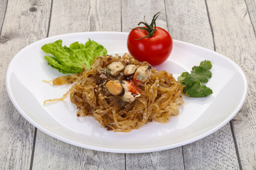 Wok noodle with mussels