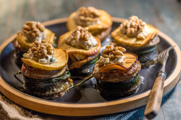 Kleine Snacks aud Fisch, Apfel und Wallnüssen.