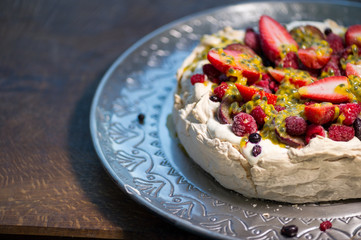 Dessert mit Baiser und Früchten