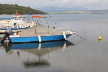 Fototapeta premium A blue boat on the sea(taken with long exposure) 