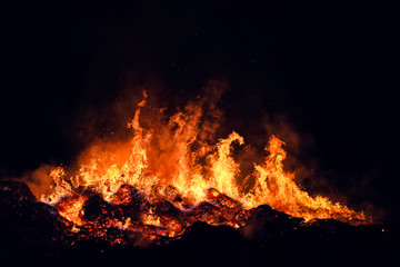 Fototapeta na wymiar Huge flames from a bonfire at night