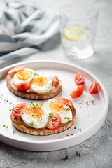 Fototapeta na wymiar toast with egg and tomato for breakfast