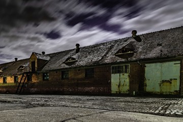 stare baraki w nocy