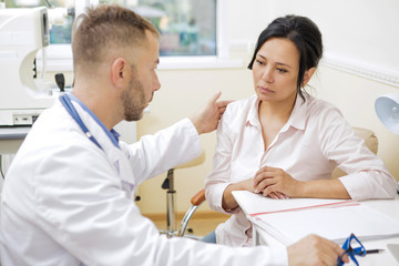 Obraz premium Mature doctor talking to a patient