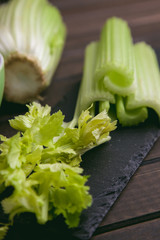 Palitos de apio fresco