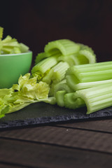Tallos de apio fresco troceado para comer en ensalada y hacer caldo vegetal