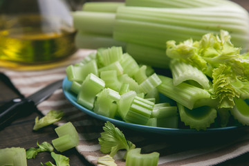 Palitos de apio fresco