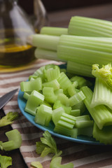 Tallos de apio fresco