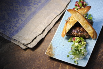 Fleischgericht mit Salat und Brot