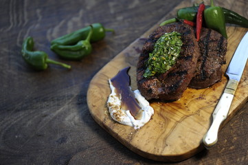 Fleisch Steaks mit Peso und Sauce auf einem Holzbrett