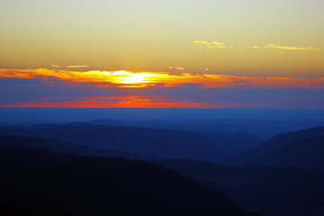 coucher de soleil sur les montagnes vosgiennes depuis le sommet du hohneck