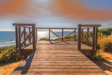 Obraz premium Aussichtplattform auf das Meer vor einem dramatischen Horizont
