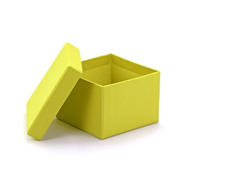 Gelber Pappkarton vor weißem Hintergrund
