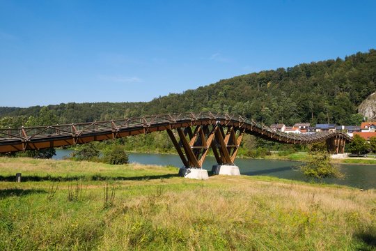 Stressed ribbon bridge, wooden bridge over Tatzlwurm Altmuhl Canal, Essing, Altmuhltal, Lower Bavaria, Bavaria, Germany, Europe