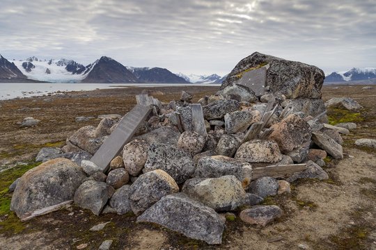 Remains of wooden coffins and gravestones, graves of Dutch whalers, historical whaling station, Smeerenburg, Smeerenburgfjord, Spitsbergen archipelago, Svalbard and Jan Mayen, Norway, Europe