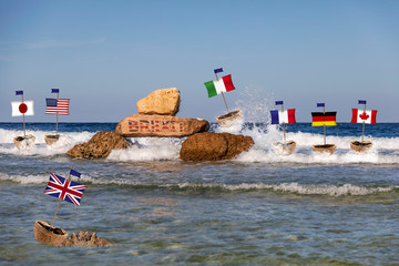 Brexit- Walnuss mit Segel und Flagge auf stürmische See, Wellen und blauer Himmel