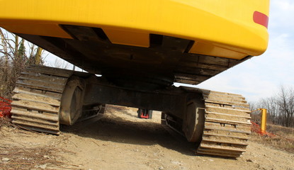 Cingolato di una ruspa sul cantiere in primavera