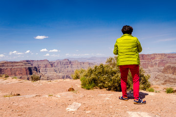 Obraz na płótnie Canvas Turista admira vista do Grand Canyon Las Vegas